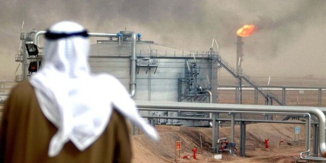 Саудовская Аравия сокращает поставки нефти в Европу и США