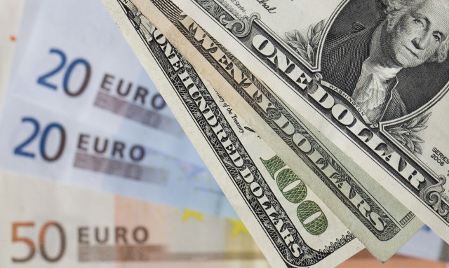 Доллар и евро усилили падение к рублю