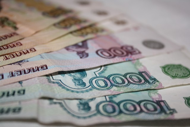 Рубль продолжает падение к доллару и евро
