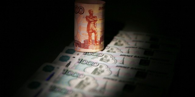 Рубль продолжает укрепляться к доллару