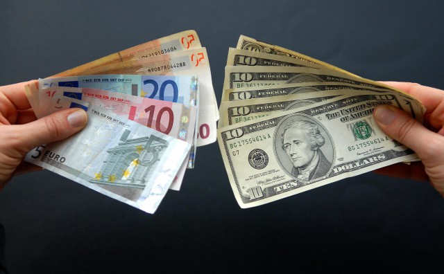 Курс евро и доллара продолжают расти к рублю