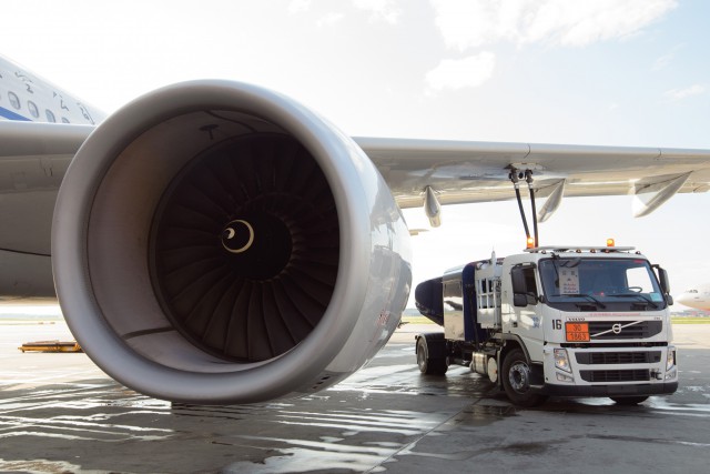 Дешевеющее топливо не помогает авиакомпаниям