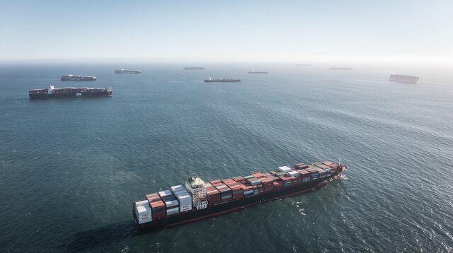 Десятки крупных кораблей, длина которых превышает 1 тыс. метров, разбросаны вблизи портов Лос-Анджелеса