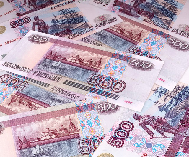 Рубль укрепился, но впереди выходные