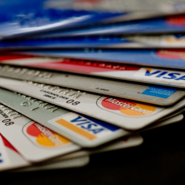 Банки в январе снизили выдачу кредитных карт на 40%