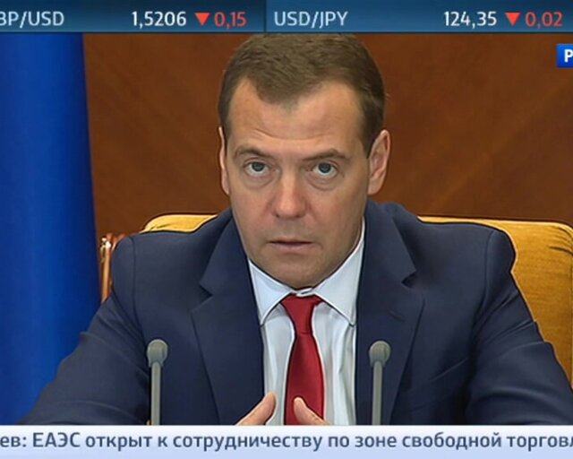 Медведев:нужно учесть риски от моратория по неналоговым платежам