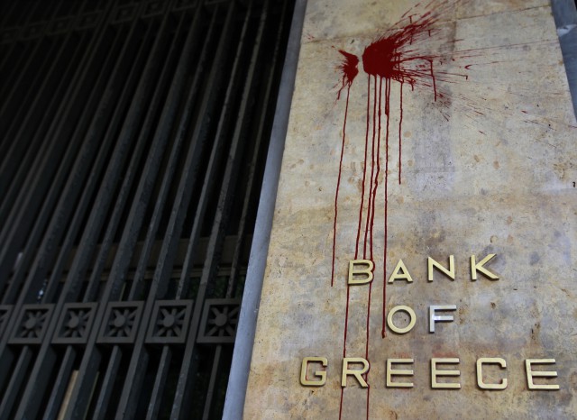 Банки Греции ограничили снятие наличных