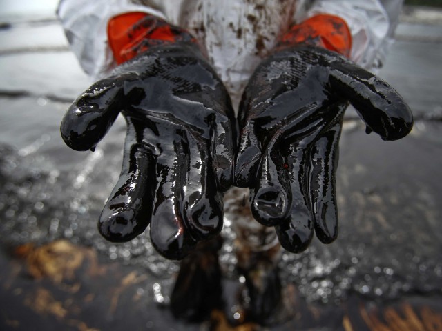 Нефть дорожает на данных о запасах в США