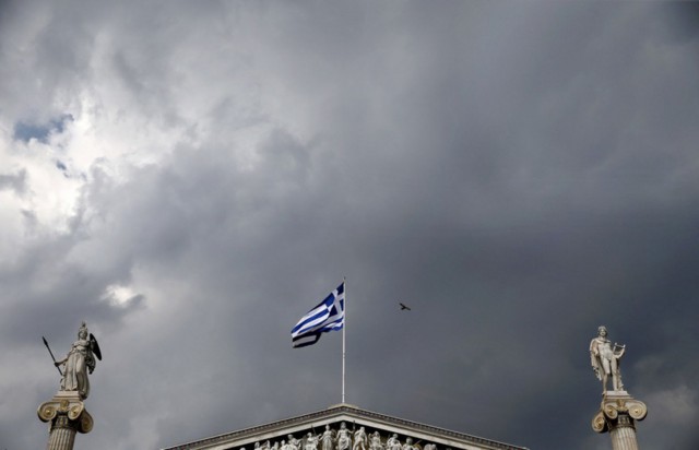Продажи товаров в Греции рухнули на 70%