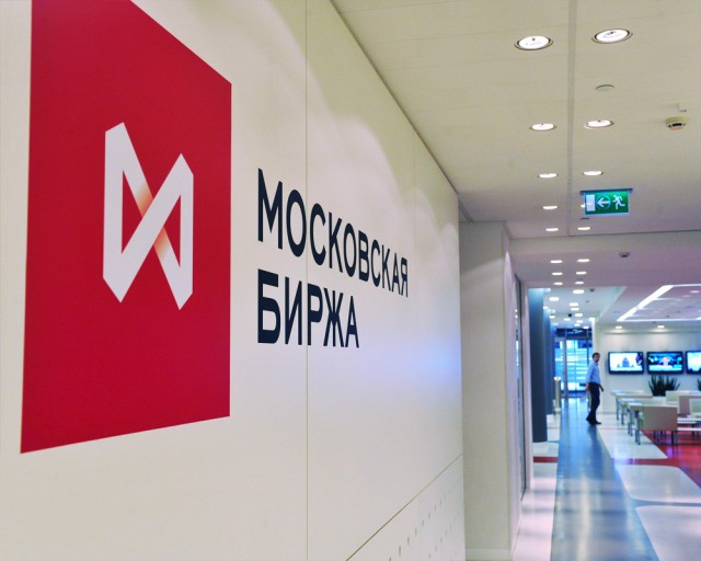 Аналитики: ЦБ возобновит интервенции при курсе 55-58 рублей за доллар