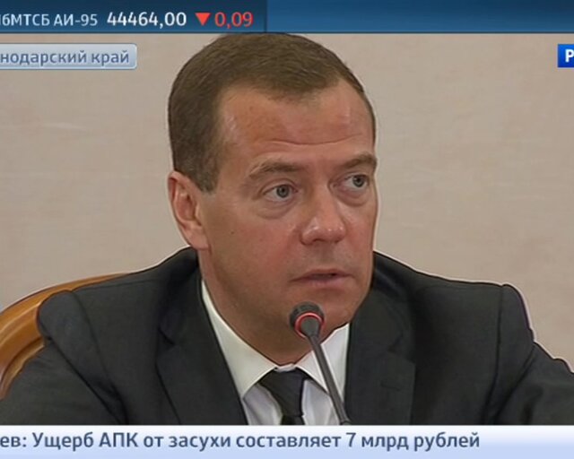 Медведев пригрозил Сбербанку найти замену в селах