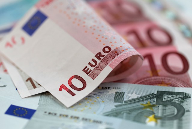 Евро достиг 70 руб. впервые с начала марта