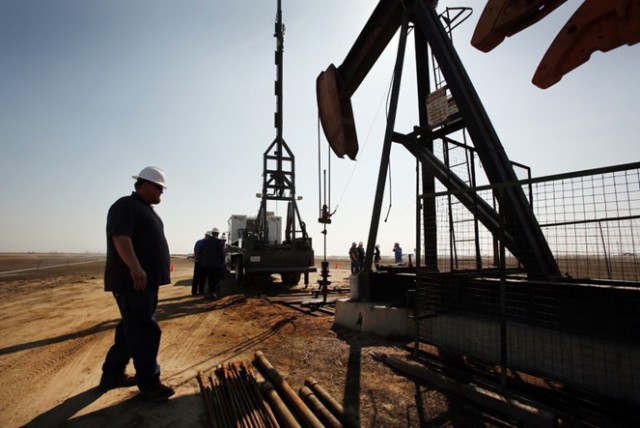 Нефть продолжает слабо дешеветь на росте запасов в США
