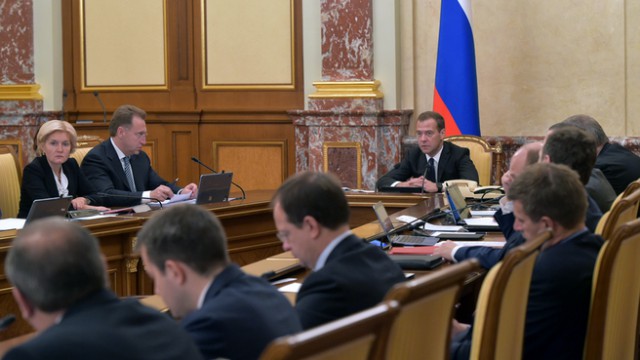 Бюджету помогут нефтяники и пенсионеры