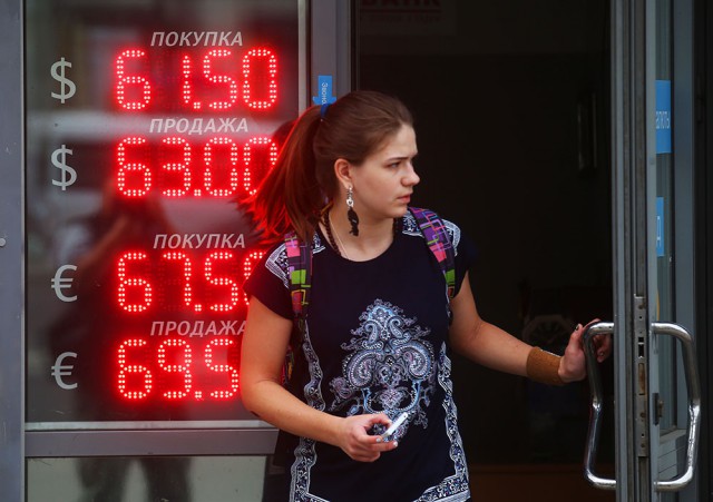 Рубль вернулся в лето: евро - ниже 69, доллар - 61
