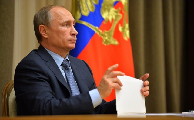 Путин сократил штат госчиновников на 10%