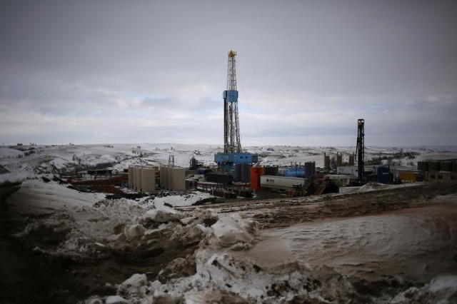 Число нефтебуровых установок в США продолжает падать
