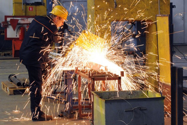 Падение промпроизводства в РФ замедлилось до 2,7%