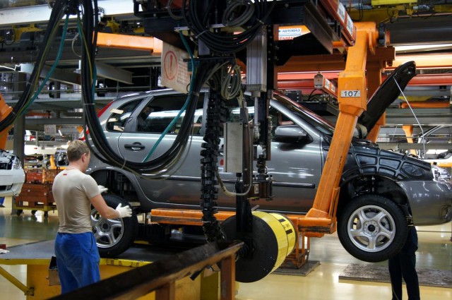 Выпуск легковых автомобилей в РФ снизился на 17,5%