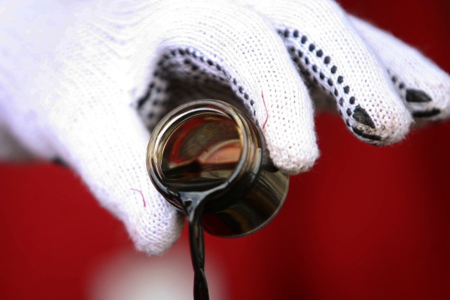 "ЛУКойл" и "Сургутнефтегаз" заморозили нефтедобычу