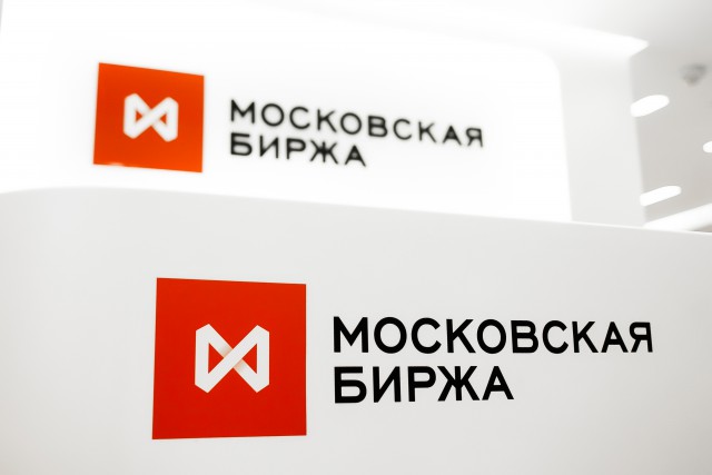 Средневзвешенный курс доллара упал на 50 копеек