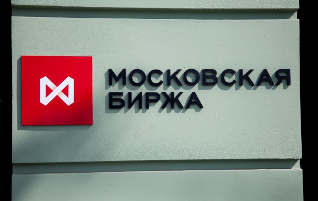 Рубль продолжает расти, доллар торгуется около декабрьских минимумов