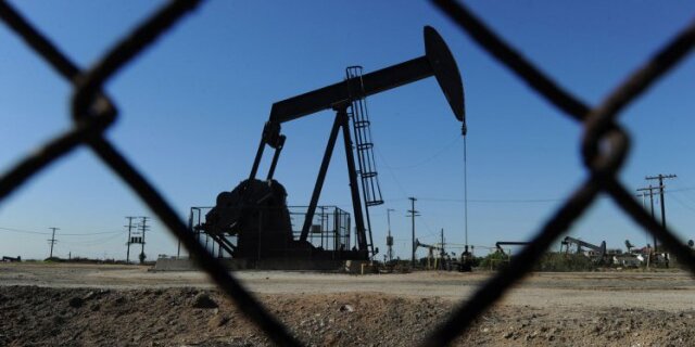 Нефть продолжает падать - о 50 долларах за баррель уже никто не думает