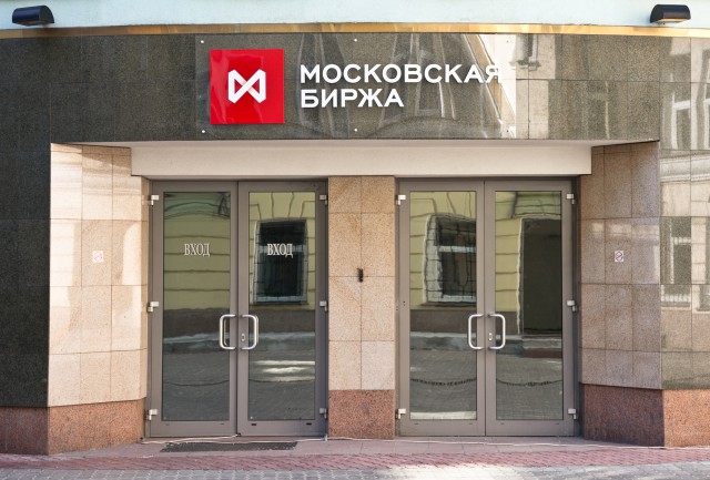 Рубль в начале дня растет на 34 копеек к доллару и на 32 копеек к евро