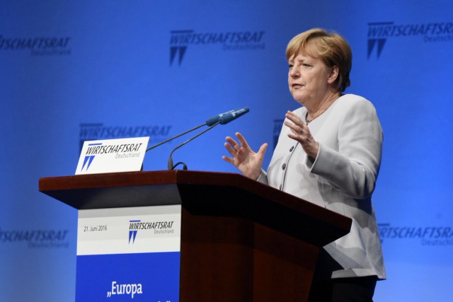 Меркель призвала увеличить военные расходы Германии