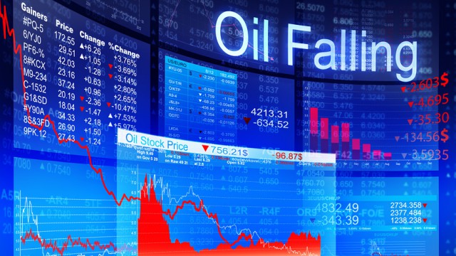 Нефть продолжает дешеветь на данных API
