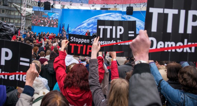 Двенадцать стран призвали Еврокомиссию продолжать переговоры с США по TTIP