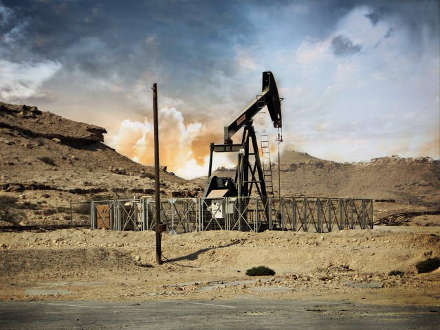 Неожиданное падение запасов поддержало нефтяные цены