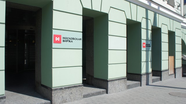 Рубль стабилен в начале торгов на Мосбирже
