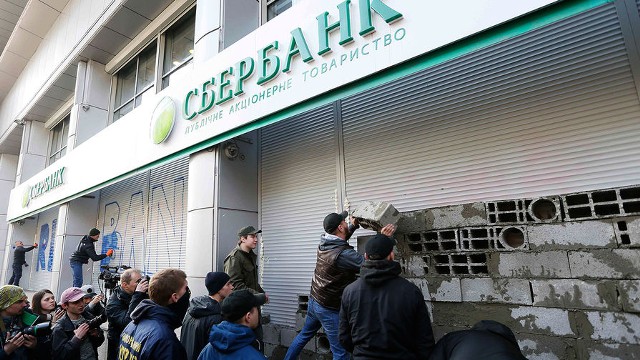 Госдума требует осудить погромы банков РФ на Украине