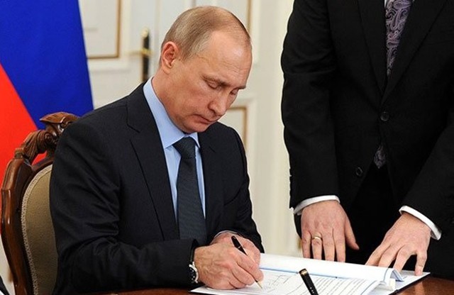 Путин подписал закон о поправках в Трудовой кодекс