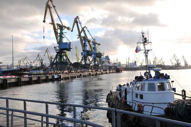 Путин поручил ввести рублевые расчеты в портах РФ
