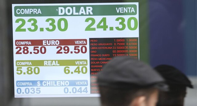 Вести Экономика ― Аргентинский песо падает вопреки действиям властей
