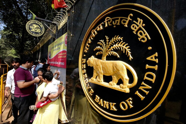 ЦБ Индии неожиданно снизил процентную ставку