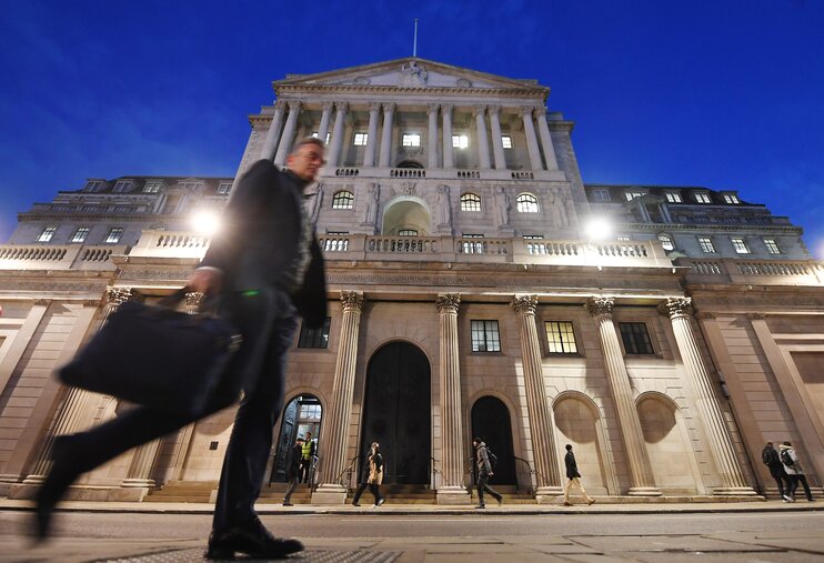 Банк Англии оставил ставку без изменений, снизил прогноз экономического роста