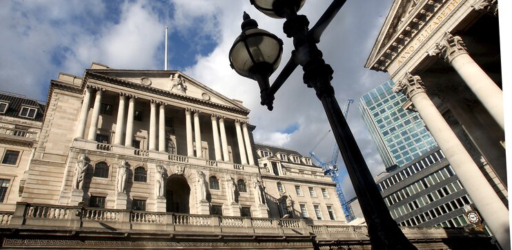 Банк Англии сохранил ставку на прежнем уровне и снизил прогноз экономического роста