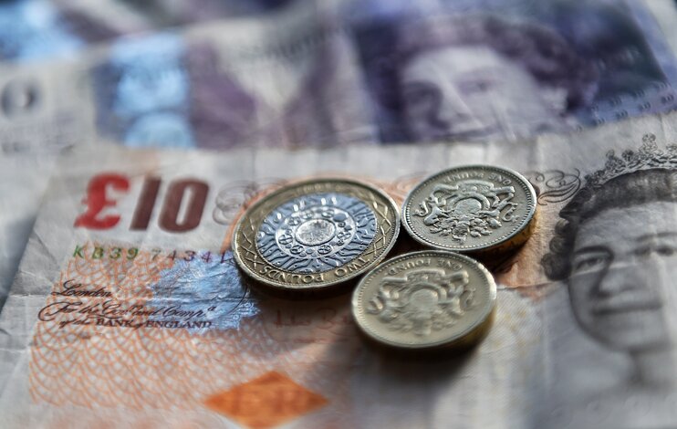 Фунт стерлингов упал на фоне сигналов о возможности снижения ставок Банка Англии